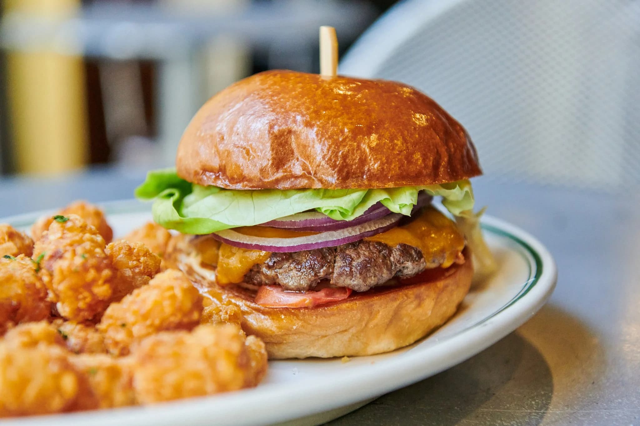 Cheeseburger with tater tots